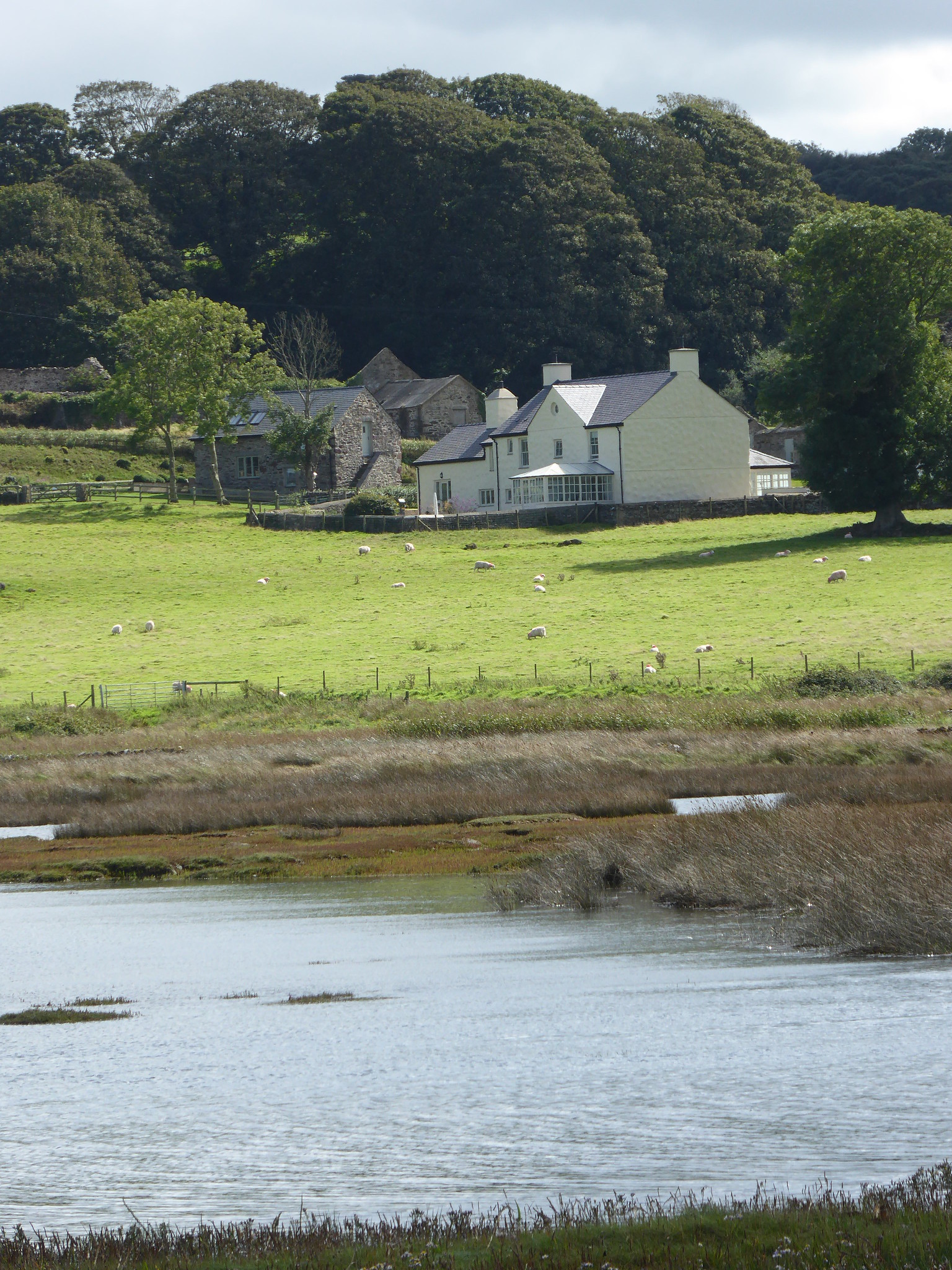 ‘Ymharadwys’: Pentre Eirianell